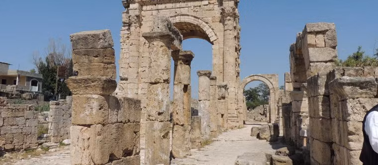 Do vị thế quan trọng trong khu vực, Tyre thường bị Ai Cập tấn công và từng bị Shalmaneser V (vua của Assyria và Babylon) vây hãm trong vòng 5 năm. Từ năm 586 đến năm 573 TCN, Týros bị Nebuchadnezzar II của Babylon bao vây.