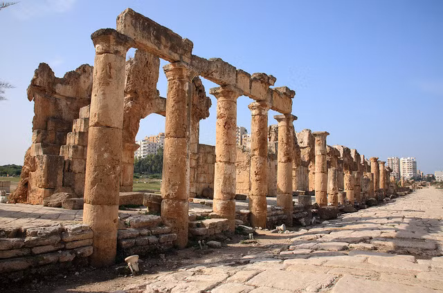 Với nhiều di tích cổ còn được lưu giữ từ thời kỳ cổ đại, thành phố cổ Tyre đã được UNESCO công nhận là Di sản văn hóa thế giới vào năm 1984.