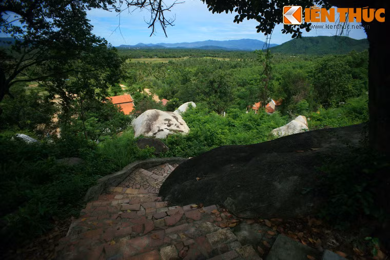  Chùa Hang ở Bình Định gồm nhiều hạng mục công trình khác nhau, trong đó ngôi chùa chính nằm trên sườn núi Lý Thạch. Để lên chùa, phải vượt qua hàng trăm bậc thang quanh co, khúc khuỷu len lỏi qua những phiến đá tự nhiên và cây rừng xum xuê.