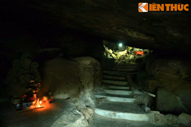 Đi vào trong, lòng hang rộng chừng 5m, sâu khoảng 20m, nhuốm màu thâm nghiêm, huyền bí.