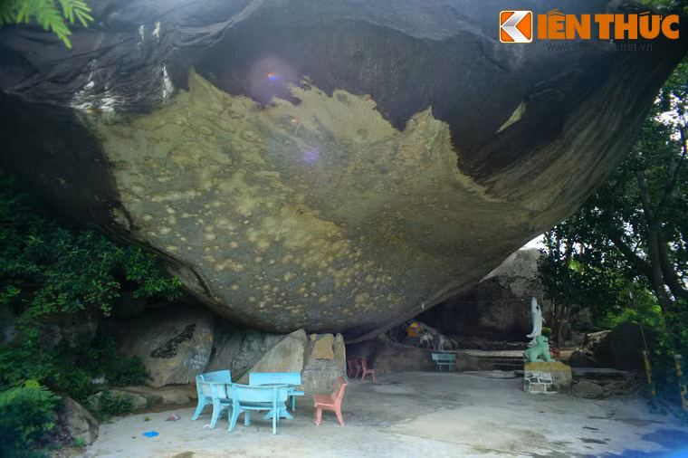 Cửa hang dẫn vào chùa nằm sau một khoảng sân nhỏ bằng phẳng. Ngay trên vòm cửa có một tảng đá khổng lồ cong cong hình mu rùa.