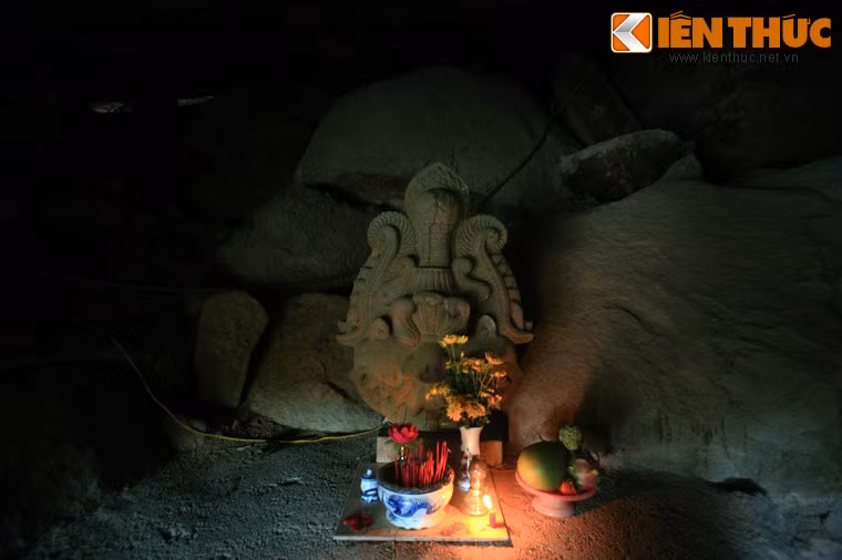 Tương truyền, hang có một nhánh hang nhỏ thông xuống phía dưới, kéo dài ra tận biển.