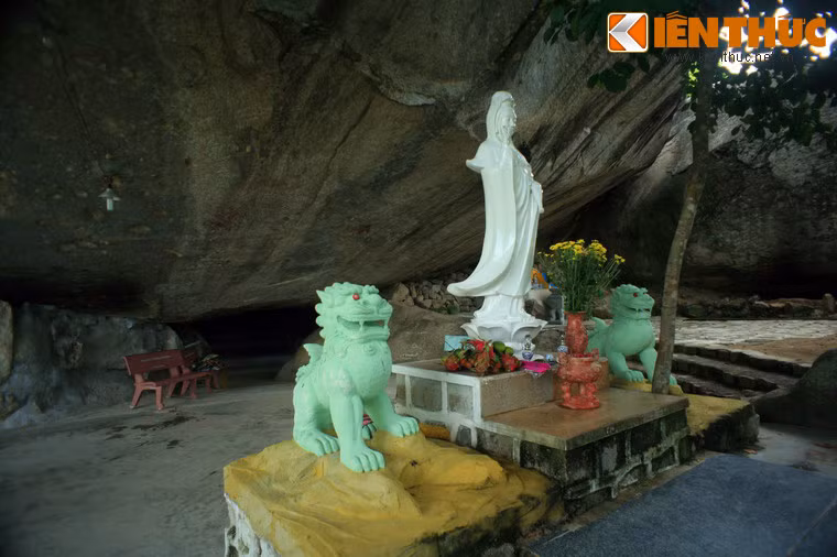 Tảng đá này dày tới gần 10 m chạy, dài đến hàng chục m, nhô ra phía trước 5-6m tạo thành một mái che tự nhiên.