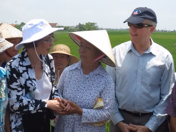 Các quan chức Mỹ cũng nhiệt tình thăm hỏi đời sống của bà con nơi đây.