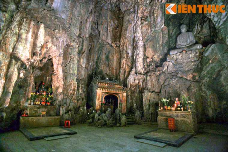 Bên trái động là đền thờ bà Ngọc Phi và bà Lôi Phi. Bà Ngọc Phi hay còn gọi bà Chúa Tiên, rất linh thiêng, là nơi để du khách đến cầu tài cầu lộc. Tương truyền, bà là vợ của Ngọc Hoàng Thượng Đế hiện thân xuống hạ giới chăm lo cho đời sống muôn dân. Bà Lôi phi hay còn gọi là bà chúa Thượng Ngàn - cai quản núi rừng, là em gái của bà Ngọc Phi thường được du khách đến cầu nguyện về sức khỏe và đi đường bình an.