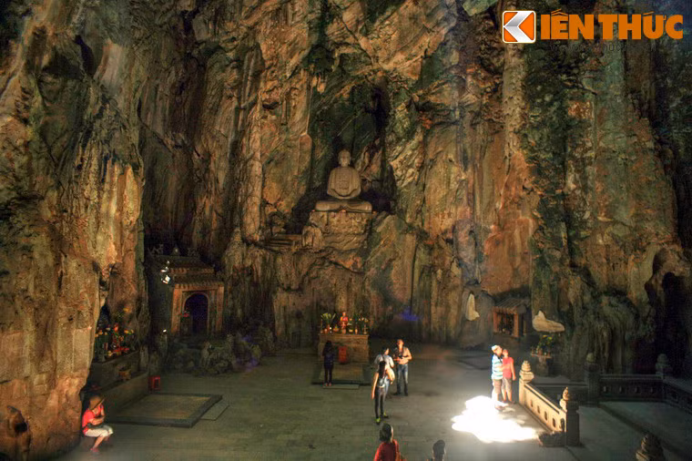 Về tổng thể, động Huyền Không có hình dáng của một quả chuông lớn úp trên nền gạch bằng phẳng, rộng rãi. Nền động thấp hơn 5m so với động Hoa Nghiêm, được dẫn xuống bằng một hệ thống bậc cấp. Ảnh: Toàn cảnh động Huyền Không.