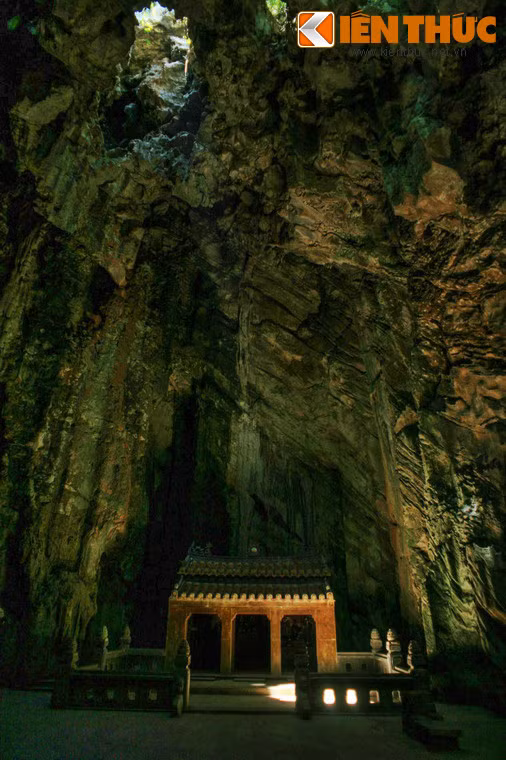 Vách động có nhiều hình thù hết sức kỳ thú được tạo nên từ những sắp xếp tự nhiên của đá như chim hạc, con cò, đầu voi, bàn tay cầm bó hoa, khuôn mặt ông già giận dữ… như đánh đố trí tưởng tượng của du khách.