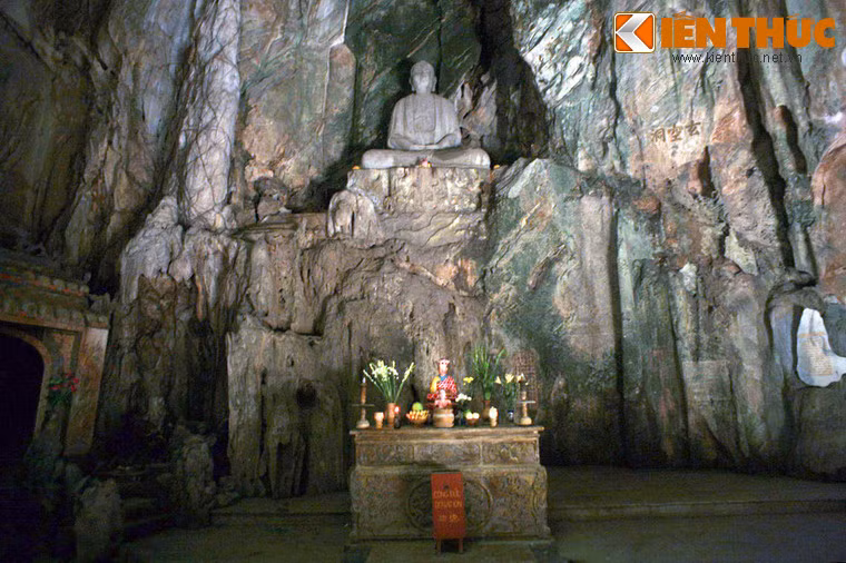 Chính giữa động có tượng Phật Thích ca trên một phiến đá ở độ cao 3m do nghệ nhân Nguyễn Chất thực hiện từ năm 1960. Phía dưới là bàn thờ Địa Tạng Vương Bồ Tát.