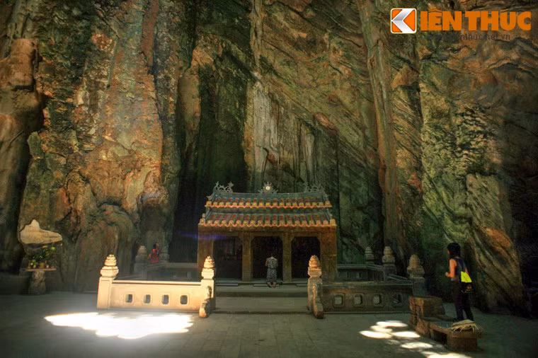 Vào những buổi trưa nắng, động Huyền Không mang một vẻ đẹp kỳ diệu, huyền bí và hết sức quyến rũ khi ánh nắng xuyên trần hang chiếu xuống nền động.