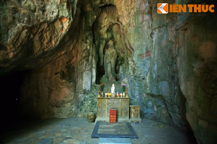 Hang động này nằm phía bên trong của động Hoa Nghiêm. Vì vậy muốn vào động Huyền Không, du khách phải đi qua động Hoa Nghiêm. Ảnh: Động Hoa Nghiêm.