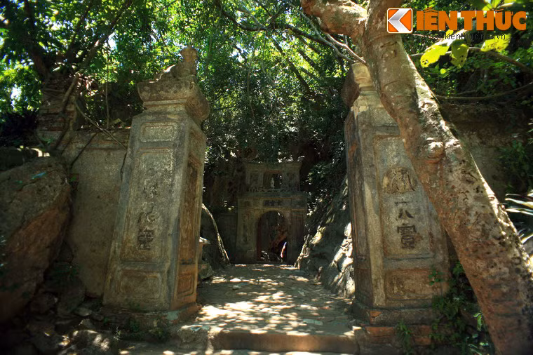 Nằm trên ngọn Thủy Sơn, động Huyền Không được coi là hang động đẹp nhất Đà Nẵng nói chung và khu danh thắng Ngũ Hành Sơn nói riêng. Ảnh: Lối vào động Huyền Không.