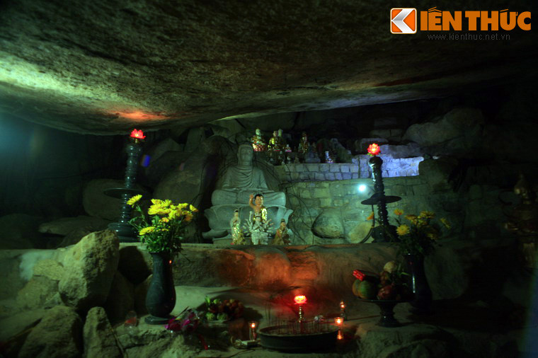 Chùa gồm nhiều hạng mục công trình khác nhau, trong đó ngôi chùa chính nằm trong hang trên sườn núi Lý Thạch. Để lên chùa, phải vượt qua hàng trăm bậc thang quanh co, khúc khuỷu len lỏi qua những phiến đá tự nhiên và cây rừng xum xuê. Bàn thờ Phật của chùa Hang được đặt trang trọng ở trung tâm của hang.