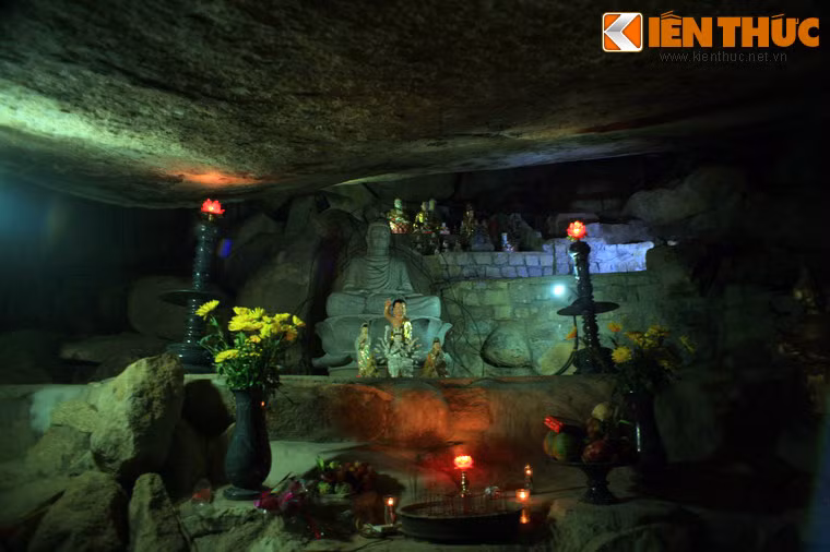 Chùa gồm nhiều hạng mục công trình khác nhau, trong đó ngôi chùa chính nằm trong hang trên sườn núi Lý Thạch. Để lên chùa, phải vượt qua hàng trăm bậc thang quanh co, khúc khuỷu len lỏi qua những phiến đá tự nhiên và cây rừng xum xuê. Bàn thờ Phật của chùa Hang được đặt trang trọng ở trung tâm của hang.