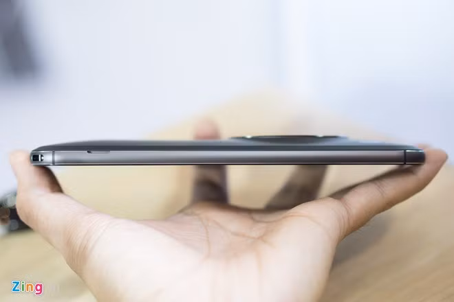 Máy dày dặn, chắc chắn hơn so với những mẫu Zenfone thông thường.