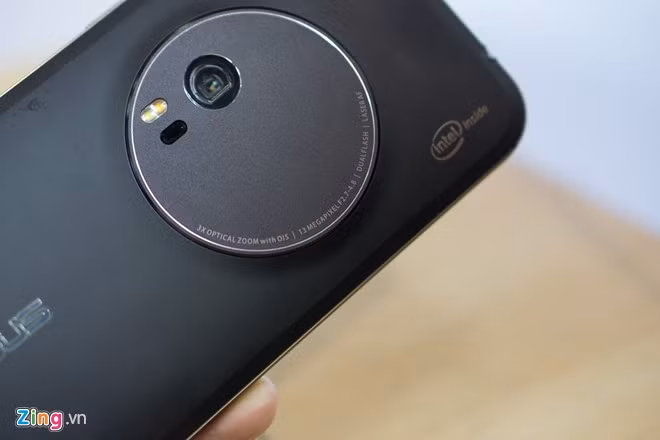 Theo Asus, Zenfone Zoom sẽ lên kệ trong quý IV/2015. Thời điểm và giá bán chính xác vẫn chưa được hãng tiết lộ.