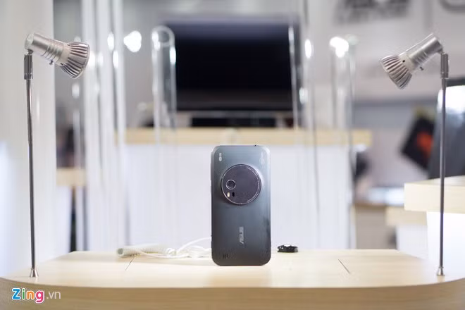 Đây là một trong những model "thai nghén" lâu nhất của Asus. Mẫu trưng bày tại Asus Expo 2015 là chiếc duy nhất tại Việt Nam, được mang về từ Đài Loan và chưa thể trình diễn khả năng chụp ảnh do phần mềm chưa hoàn thiện.