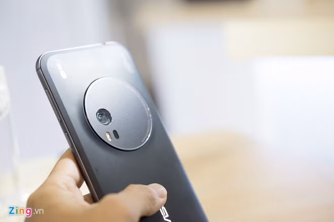 Zenfone Zoom sở hữu camera lồi và cụm camera chiếm diện tích khá lớn ở mặt sau. Camera này có độ phân giải 13 megapixel, tính năng ổn định hình ảnh quang học và lấy nét tự động bằng laser – một công nghệ đã mang lại thành công cho LG G3 trước đây.