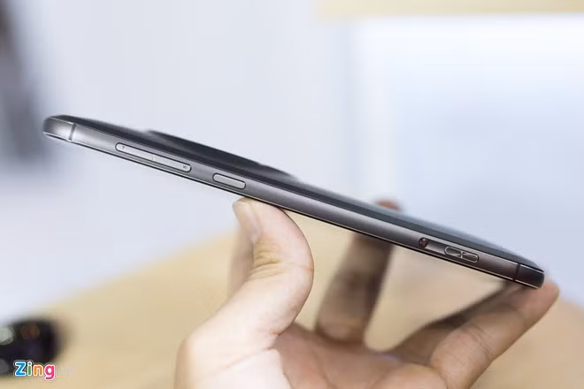 Máy có phím chụp ảnh và phím tròn màu đỏ giúp người dùng quay video chỉ với một thao tác nhấn.