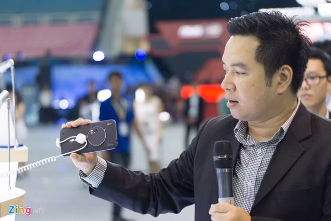Can canh dien thoai Zenfone Zoom vua xuat hien o VN