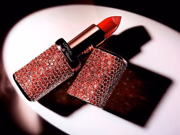 So với son Color Riche by L'Oreal &amp; Chopard (ảnh), thỏi Kiss Kiss kể trên chỉ xứng tầm con cháu, xét về giá cả, bởi mức chênh lệch lên đến vài trăm lần. 