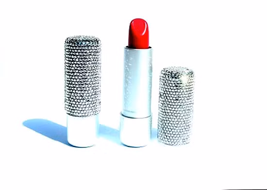 Mặt ngoài của tuýp mascara được nạm 2.500 viên kim cương xanh, trong khi đó vỏ ngoài của thỏi son được nạm với 1.200 viên kim cương. Đây hiện vẫn là bộ mỹ phẩm giữ kỷ lục thế giới về giá trong những năm gần đây.