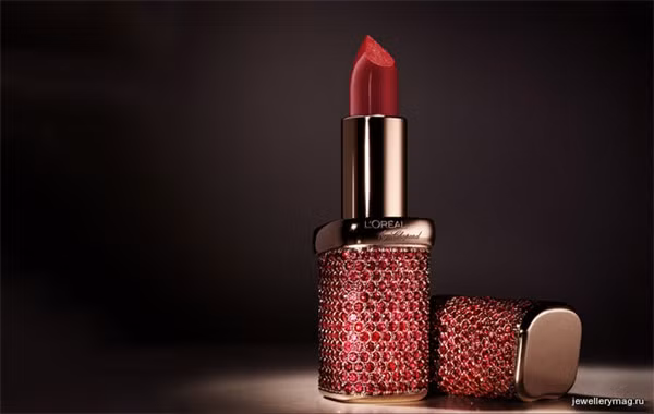 Trong lần kỉ niệm thứ 30 của bộ sưu tập son Color Riche, L'Oreal đã hợp tác với Chopard và cho ra đời siêu phẩm son có một không hai trị giá 14 triệu USD (khoảng 318 tỷ đồng).