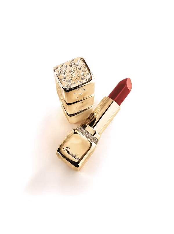 Những ngày này, phái đẹp khắp thế giới phát sốt vì thỏi son sang chảnh hình viên đạn Louboutine giá hơn 2 triệu đồng. Thực ra, mức giá đó chưa là gì so với những thỏi son siêu cao cấp giá hàng triệu USD. Khiếm tốn nhất trong số "đại gia son này là Guerlain KissKiss Gold and Diamonds (ảnh).