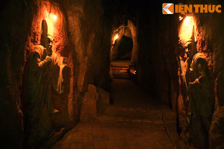 Theo các tư liệu, động Âm Phủ có tên từ thời vua Minh Mạng, vào đầu thế kỷ 19, khi nhà vua vi hành đến ngọn núi này và yêu cầu binh lính thám sát động. Theo lý giải của dân gian,, tên động được đặt theo thuyết âm dương, vì trong đời sống con người và vạn vật luôn tồn tại hai mặt đối lập. Vì thế, trên ngọn Thủy Sơn có đường lên Thiên Giới thì dưới chân sẽ có lối xuống Âm Phủ.