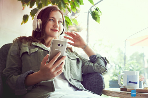  Camera lớn hơn với khẩu độ rộng hơn. Rõ ràng là camera iSight 12MP của iPhone 6s Plus mới không thể bì kịp với cảm biến 16MP của Note 5. Thêm vào đó, Samsung dành cho thiết bị của mình khẩu độ F1.9 trong khi Apple chỉ tích hợp cho iPhone 6s Plus khẩu độ F2.2. Về mặt lý thuyết, sản phẩm của nhà sản xuất Hàn Quốc sẽ cung cấp hình ảnh có chất lượng tốt hơn trong điều kiện ánh sáng yếu.