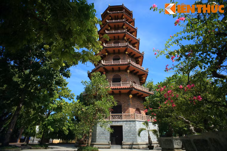 Là nơi quy tụ những học giả Phật giáo xuất sắc nhất miền Trung, trong giai đoạn thực dân Pháp thống trị Việt Nam, chùa Từ Đàm trở thành trung tâm của phong trào Chấn hưng Phật giáo Trung Kỳ từ thập niên 1920. Ảnh: Tháp Ấn Tôn.