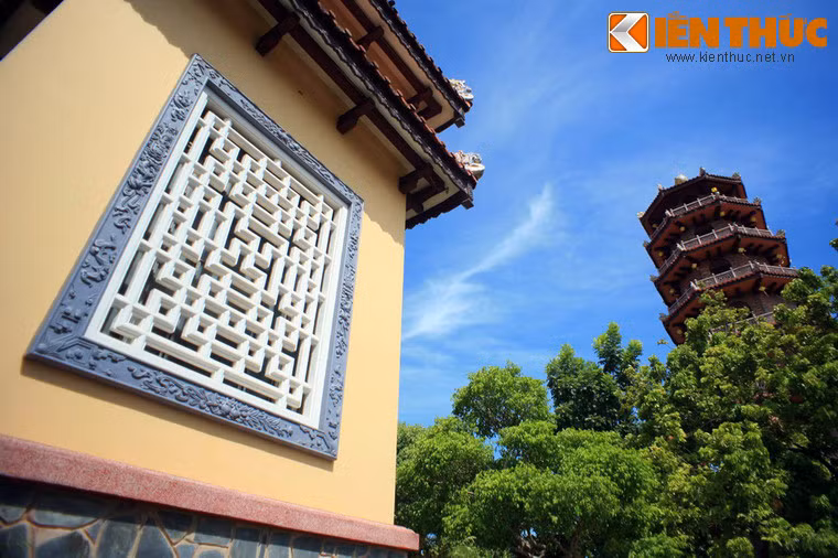 Vào những năm 1960, chùa Từ Đàm là trung tâm của các hoạt động phản chiến và đấu tranh chống lại chế độ độc tài Ngô Đình Diệm.