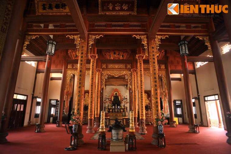 Năm 1841, vua Thiệu Trị đổi tên chùa Ấn Tôn thành chùa Từ Đàm (do kỵ húy tên vua là Miên Tông), với ý nghĩa là "đám mây lành của Phật pháp". Ảnh: Bên trong chính điện.