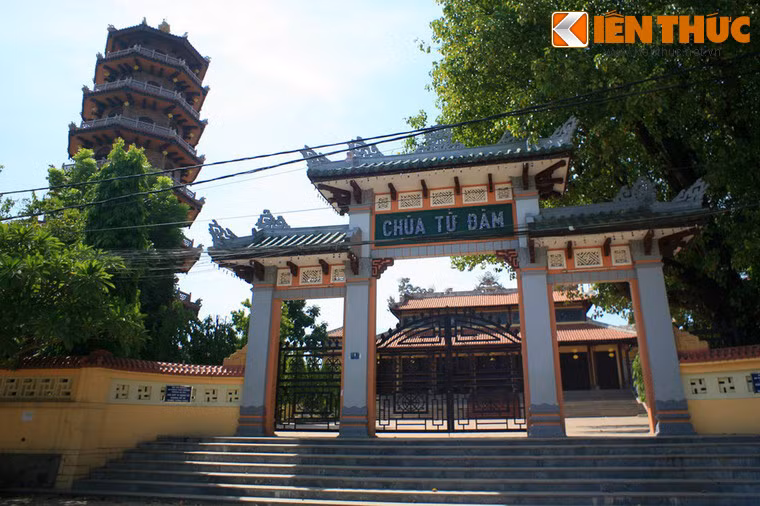 Tọa lạc tại số 1 đường Sư Liễu Quán, thuộc phường Trường An, thành phố Huế, tỉnh Thừa Thiên - Huế, chùa Từ Đàm là một ngôi chùa cổ danh tiếng ở Huế. Ảnh: Cổng tam quan chùa Từ Đàm ở Huế.