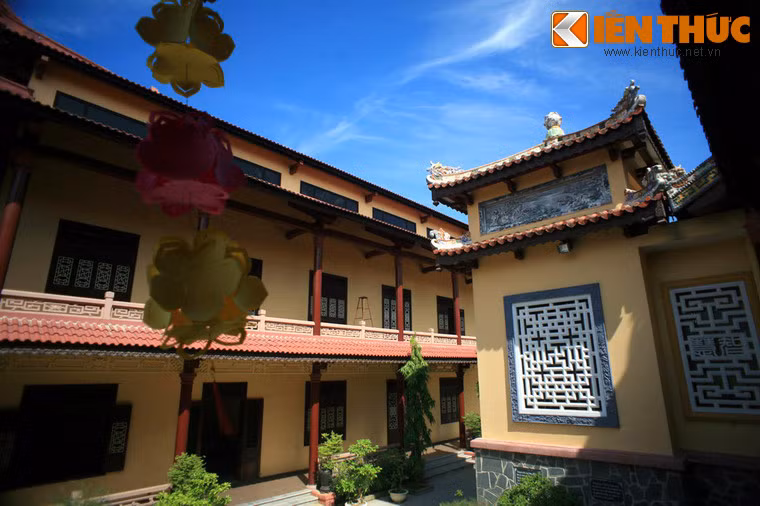 Về mặt kiến trúc, chùa Từ Đàm lúc mới hình thành chỉ là tịnh thất nhỏ làm bằng cây lá. Chùa đã trải qua nhiều lần trùng tu qua các giai đoạn lịch sử khác nhau.