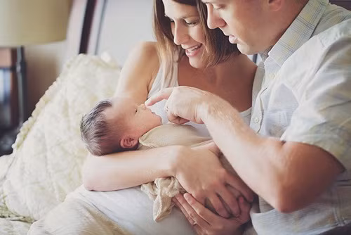 Tuy nhiên, bất hạnh chưa dừng lại ở đó, khi mẹ bé mang thai tuần thứ 30, Abigail được bác sỹ chẩn đoán bị ung thư não bên bán cầu não trái và y học hiện đại không thể can thiệp vì bé còn quá nhỏ.