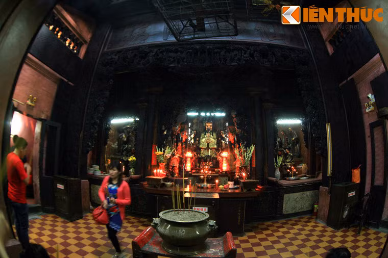 Chính điện thờ Ngọc Hoàng Thượng Đế, Huyền Thiên Bắc Đế với các thiên binh, thiên tướng.