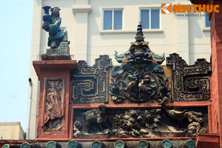 Chùa xây gạch, mái lợp ngói âm dương, trang trí bờ nóc, góc mái bằng nhiều tượng gốm màu.