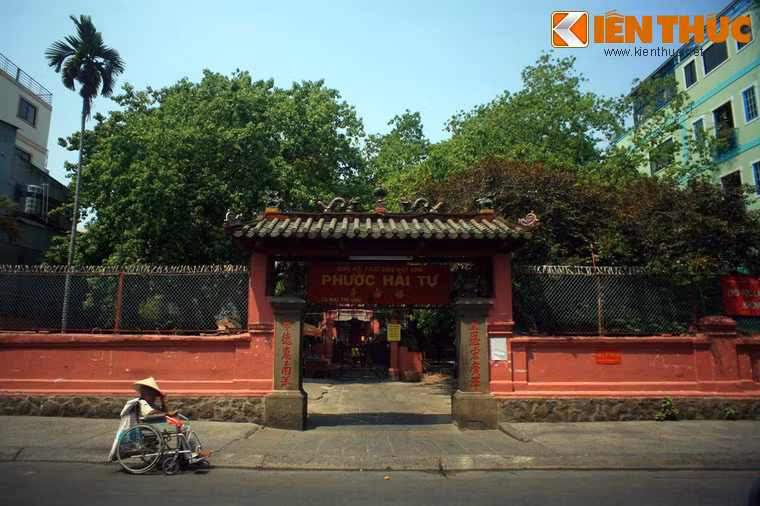 Tọa lạc tại số 73 đường Mai Thị Lựu, quận 1, TP HCM, Điện Ngọc Hoàng hay chùa Ngọc Hoàng, tên chữ là Phước Hải Tự, là một công trình tôn giáo độc đáo của cộng đồng người Hoa ở Sài Gòn xưa.