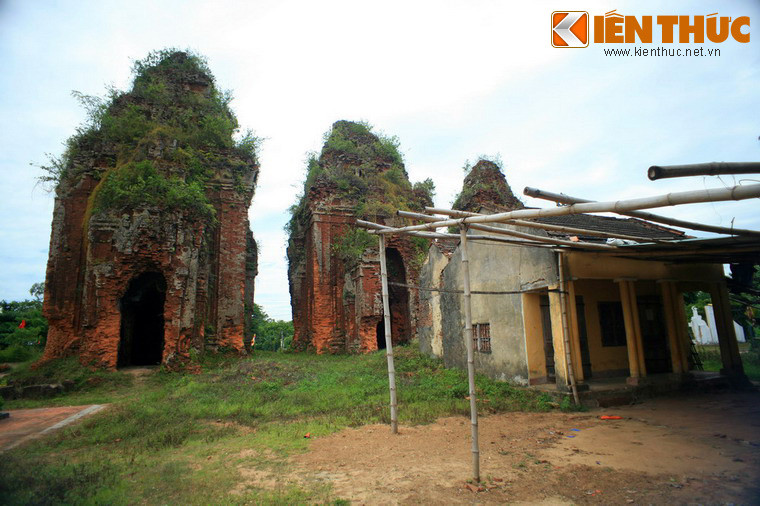 Đây là kiểu tháp Champa truyền thống với mặt bằng gần vuông, cửa ra vào ở hướng đông, mái tháp gồm 3 tầng, tầng trên là hình ảnh thu nhỏ của tầng dưới, trên cùng có chóp tháp bằng sa thạch. Mỗi tháp có một cửa ra vào và 5 cửa giả.