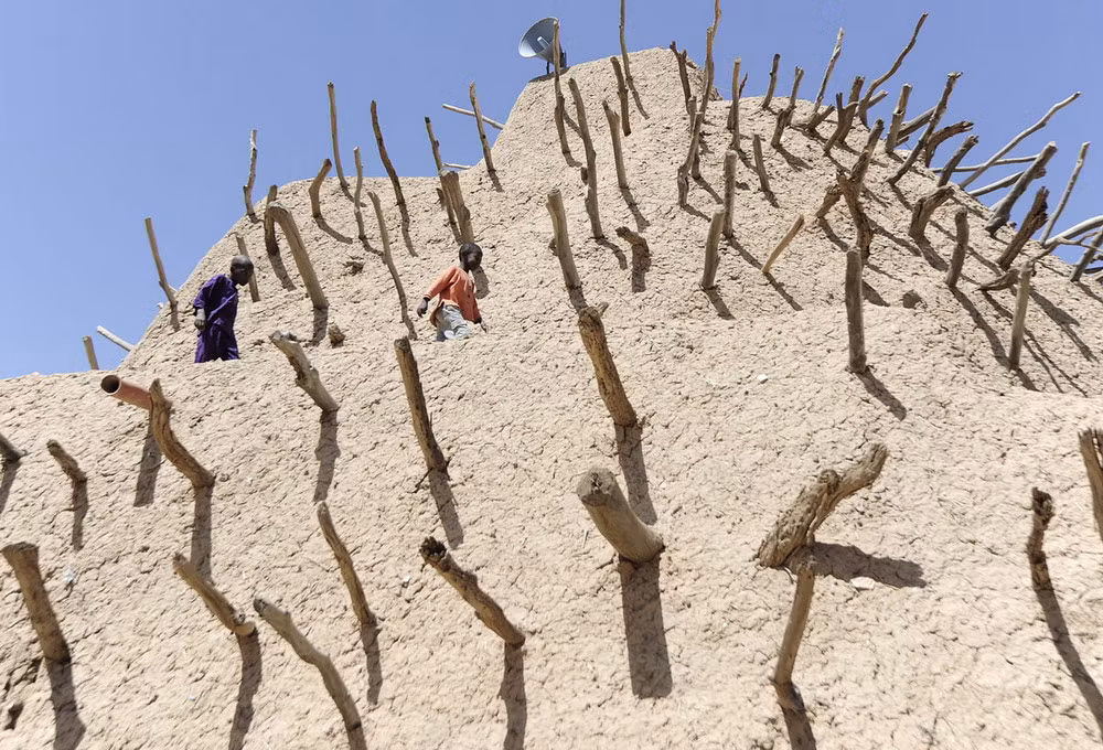 Tuy nhiên, đến năm 2012 công trình này đã bị đưa vào danh sách Di sản thế giới bị đe dọa do các tác động từ khí hậu khắc nghiệt của khu vực.