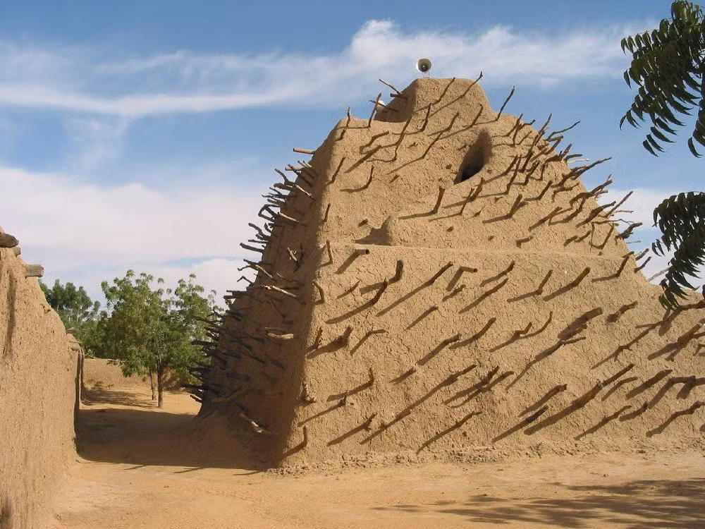 Lăng mộ Askia là bằng chứng về sức mạnh và sự giàu có của đế chế Songha thế kỷ 15, 16 nhờ hoạt động kiểm soát thương mại vùng sa mạc Sahara, nhất là về muối và vàng.