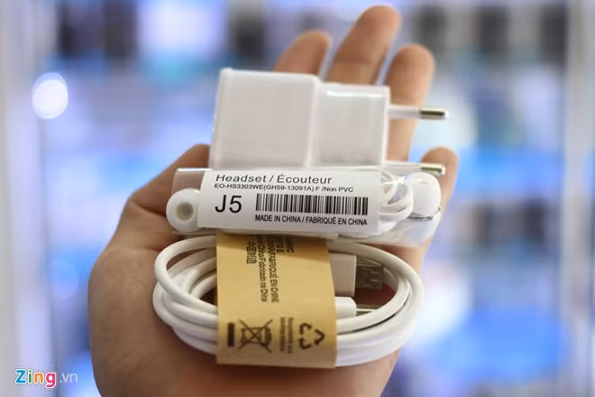 Tất cả phụ kiện đều là hàng nhái, xuất xứ từ Trung Quốc.