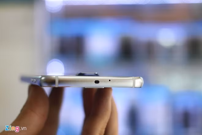 Cạnh trên của máy vẫn có cổng hồng ngoại.