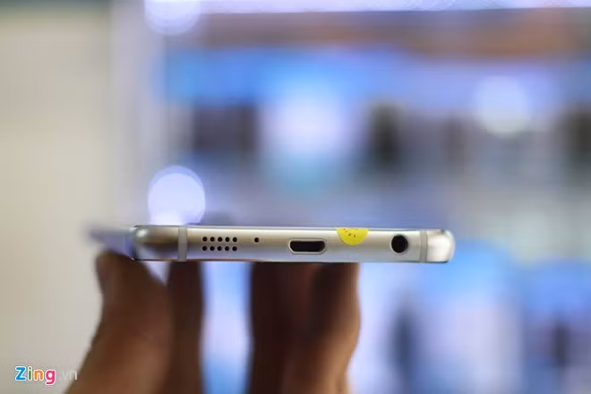 Dải loa ngoài và các cổng kết nối được làm khá giống máy thật.