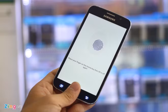 Giống như mẫu iPhone 6 Plus nhái trước đó, Galaxy S6 fake cũng được trang bị cảm biến vân tay, nhưng mở không chính xác.