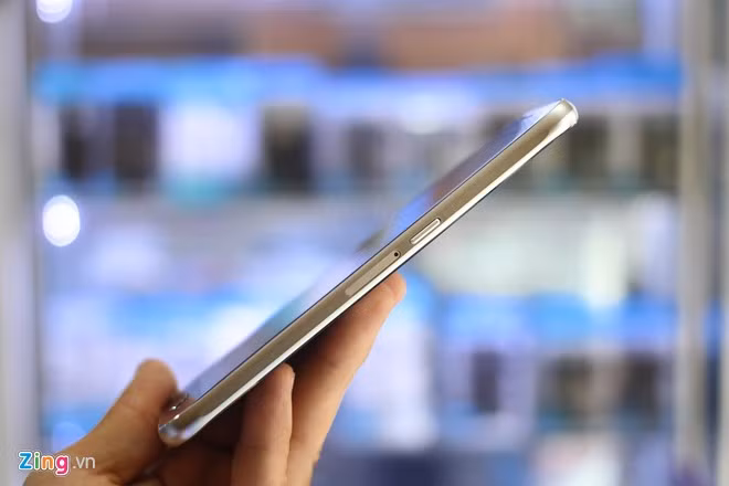 Các phím cứng, khe đặt SIM được bố trí tương tự di động Samsung.