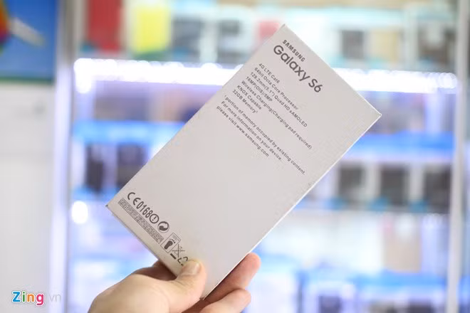 Mặt sau là thông tin về sản phẩm, tuy nhiên chúng không khớp hoàn toàn với cấu hình thật bên trong máy. Ngoài ra, các ký tự cũng được in không đẹp như bản xịn.