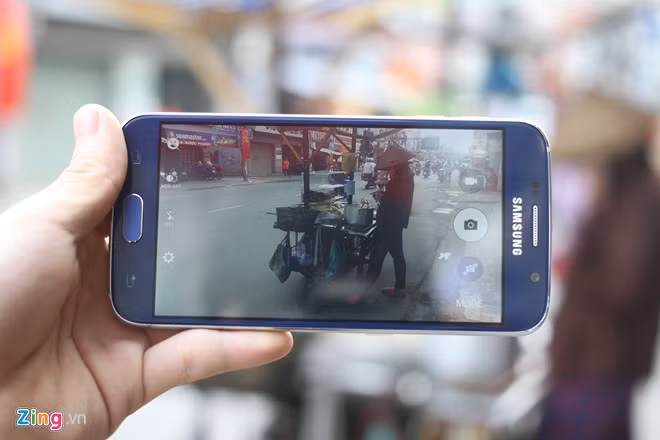 Bản nhái không hỗ trợ mở nhanh máy ảnh bằng cách nhấp đúp vào phím Home, hình ảnh ở mức trung bình, không thể so sánh được với bản thật về cả màu sắc, độ chi tiết đến tốc độ bắt nét. Chủ cửa hàng cho biết, để chụp hình tốt hơn người dùng cần tải về một ứng dụng chụp ảnh từ bên thứ 3.