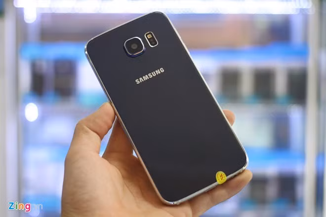 Mặt sau cũng được phủ kính, tuy nhiên nó cho cảm giác không sang trọng như Samsung Galaxy S6 thật.