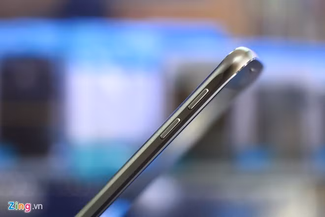 Galaxy S6 nhái vẫn có những đường vát dọc thân máy, tuy nhiên các vết cắt nông và không sắc xảo.